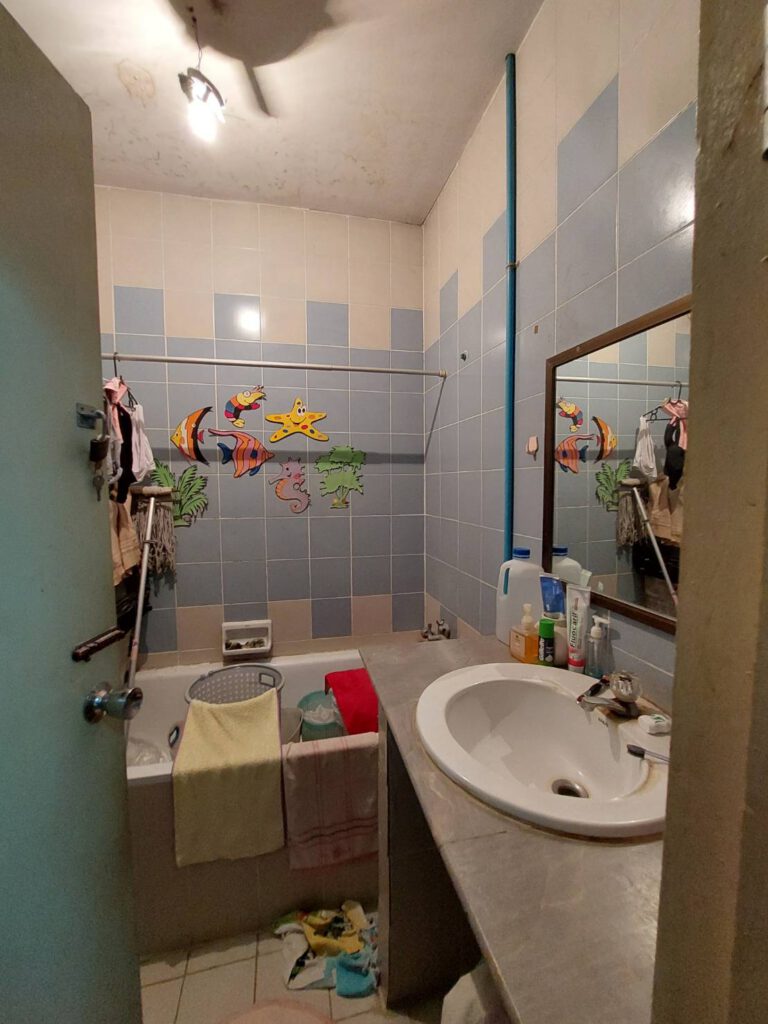 84676